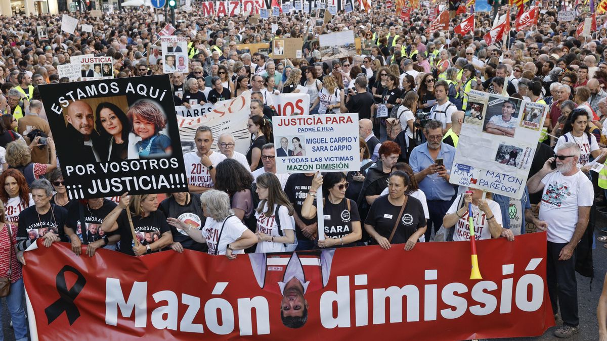 Vista de la cabecera de la duodécima manifestación bajo el lema "Renuncia de Mazón"