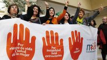 Claudia Dides (segunda por la izquierda) y otras activistas celebran la ley del aborto en Chile.