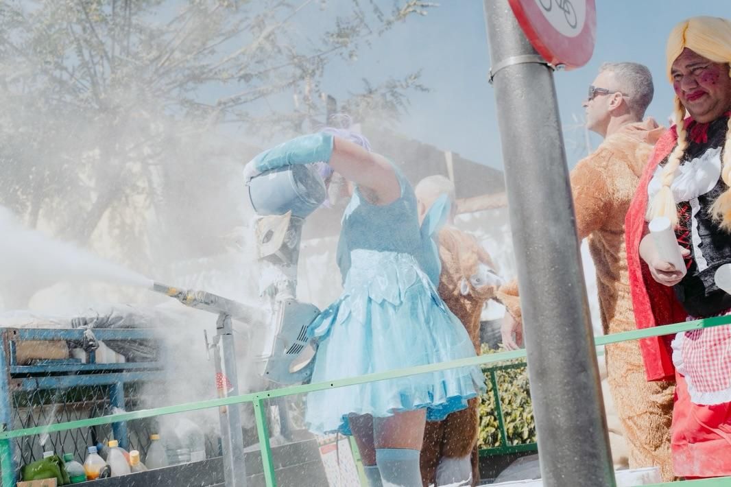 Las calles del centro urbano  de Los Llanos de Aridane, este sábado,  se   llenaron de jolgorio en medio de una nube  de polvo.
