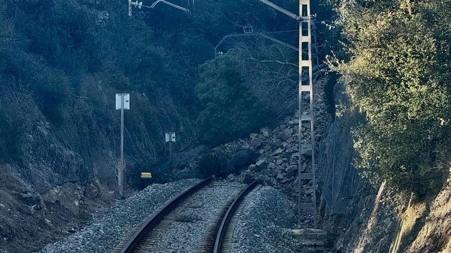 Punto de la línea R1 de Rodalies entre Maçanet y Massanes i Blanes interrumpido por un desprendimiento.