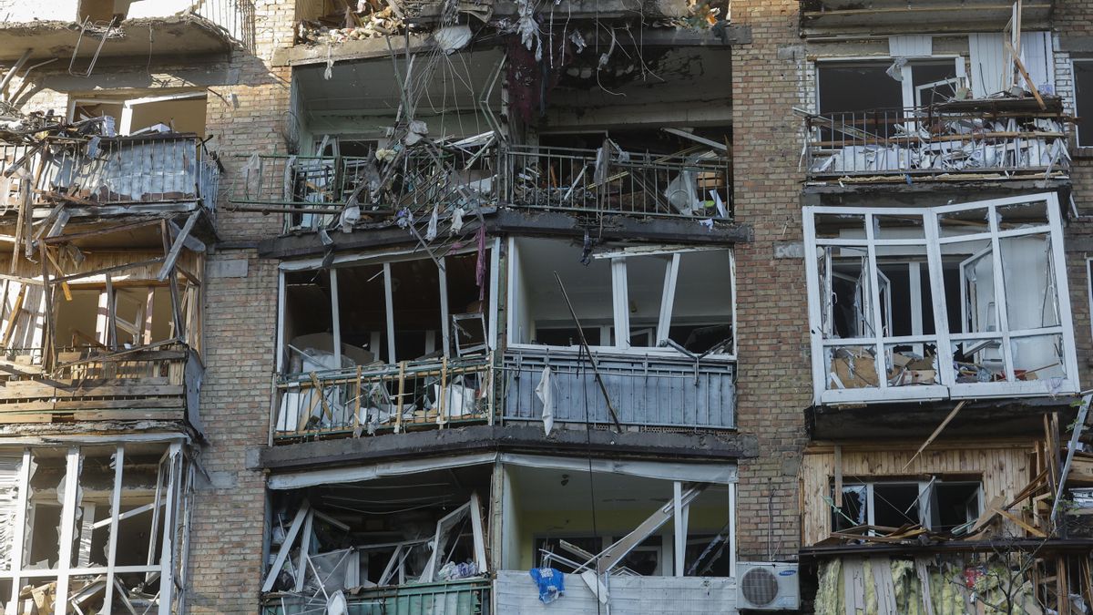 La fachada de un edificio residencial muy dañado tras los ataques rusos a Kiev, Ucrania, el 24 de mayo de 2026, en medio de la invasión rusa. Más de 600 drones y 90 misiles alcanzaron varios lugares en Kiev durante la noche del 24 de mayo, lo que provocó al menos dos muertes confirmadas y más de 80 heridos, según el presidente ucraniano Volodímir Zelenski. (Rusia, Ucrania, Kiev) EFE/EPA/SERGEY DOLZHENKO