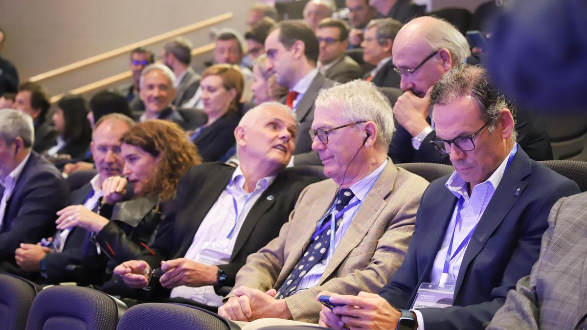 El director Ejecutivo del consorcio del TMT (Thirty Meter Telescope) International Observatory, Robert P. Kirshner (2d) durante la Inauguración de las jornadas DiploInnova Canarias, que se celebran en el observatorio del Roque de Los Muchachos,