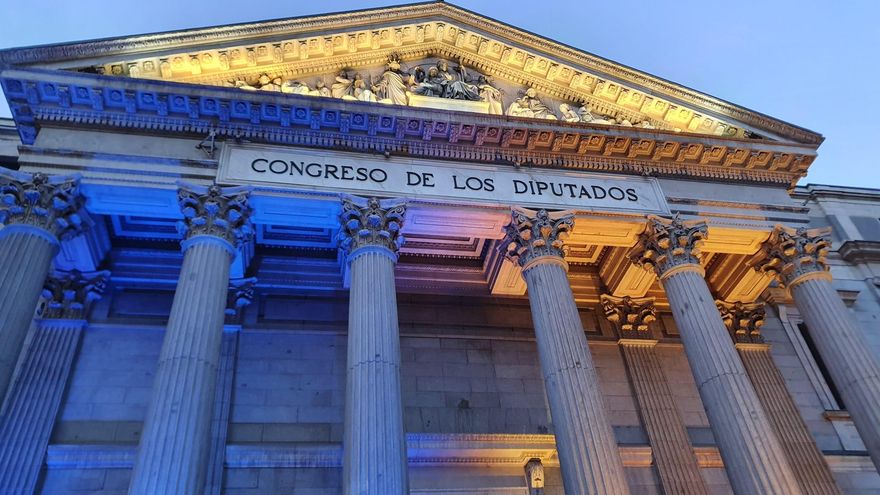 Fachada del Congreso de los Diputados iluminada con los colores de la bandera de Ucrania.