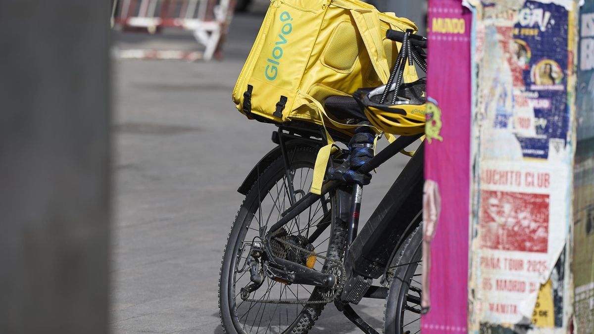 Las personas que trabajen sobre dos ruedas usarán casco y chaleco reflectante durante su actividad profesional