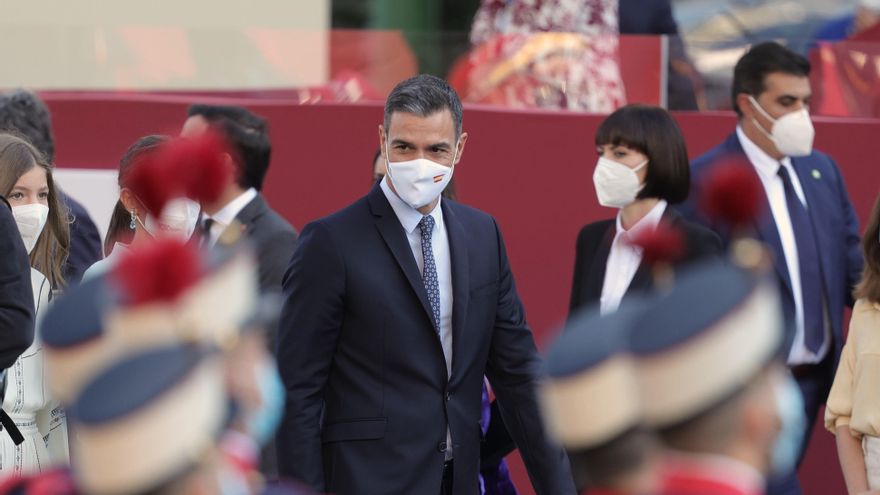 El presidente del Gobierno, Pedro Sánchez, llega al acto solemne de homenaje a la bandera nacional y desfile militar en el Día de la Hispanidad