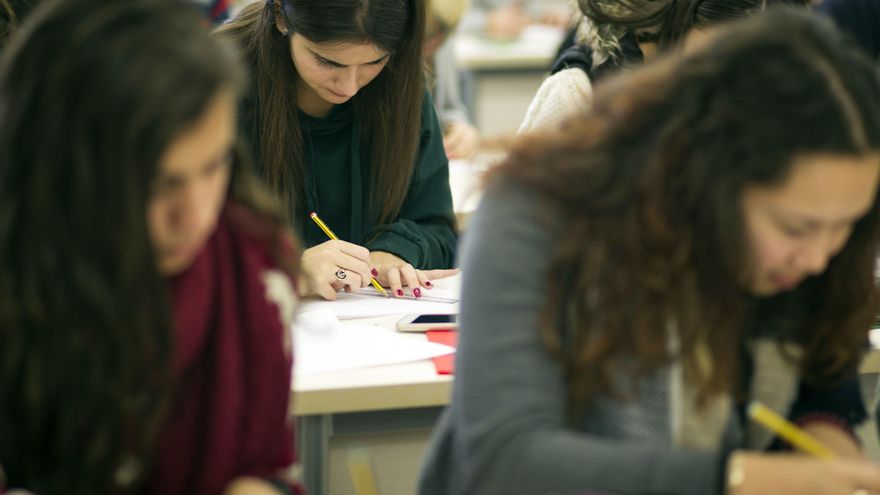 Estudiantes. Alumnos. Universitarios. Facultad. Universidad. Clases. Exámenes. Magisterio. Educación