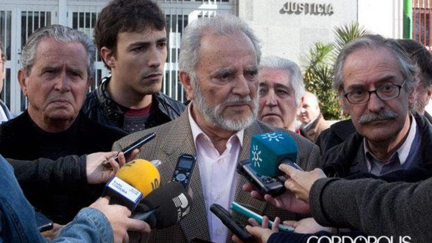 Anguita atendiendo a los medios.