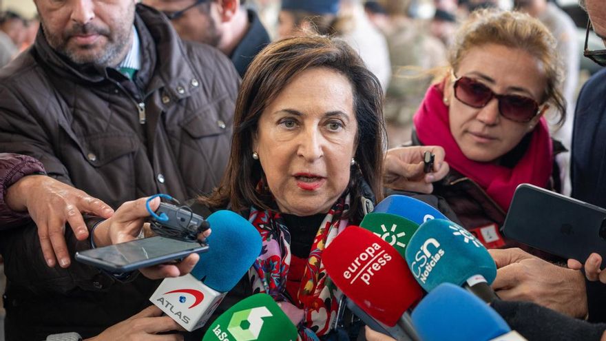 Archivo - La ministra de Defensa, Margarita Robles atiende a los medios de comunicación.