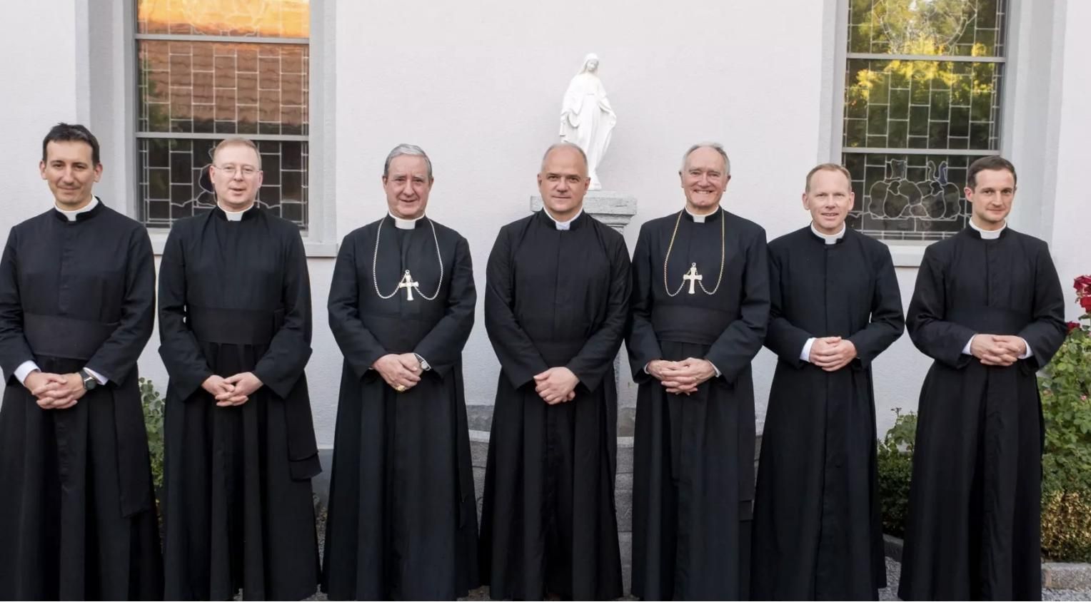 La cúpula de los lefebvrianos, en el centro, junto a los cuatro sacerdotes (en los extremos) que serán consagrados inválidamente