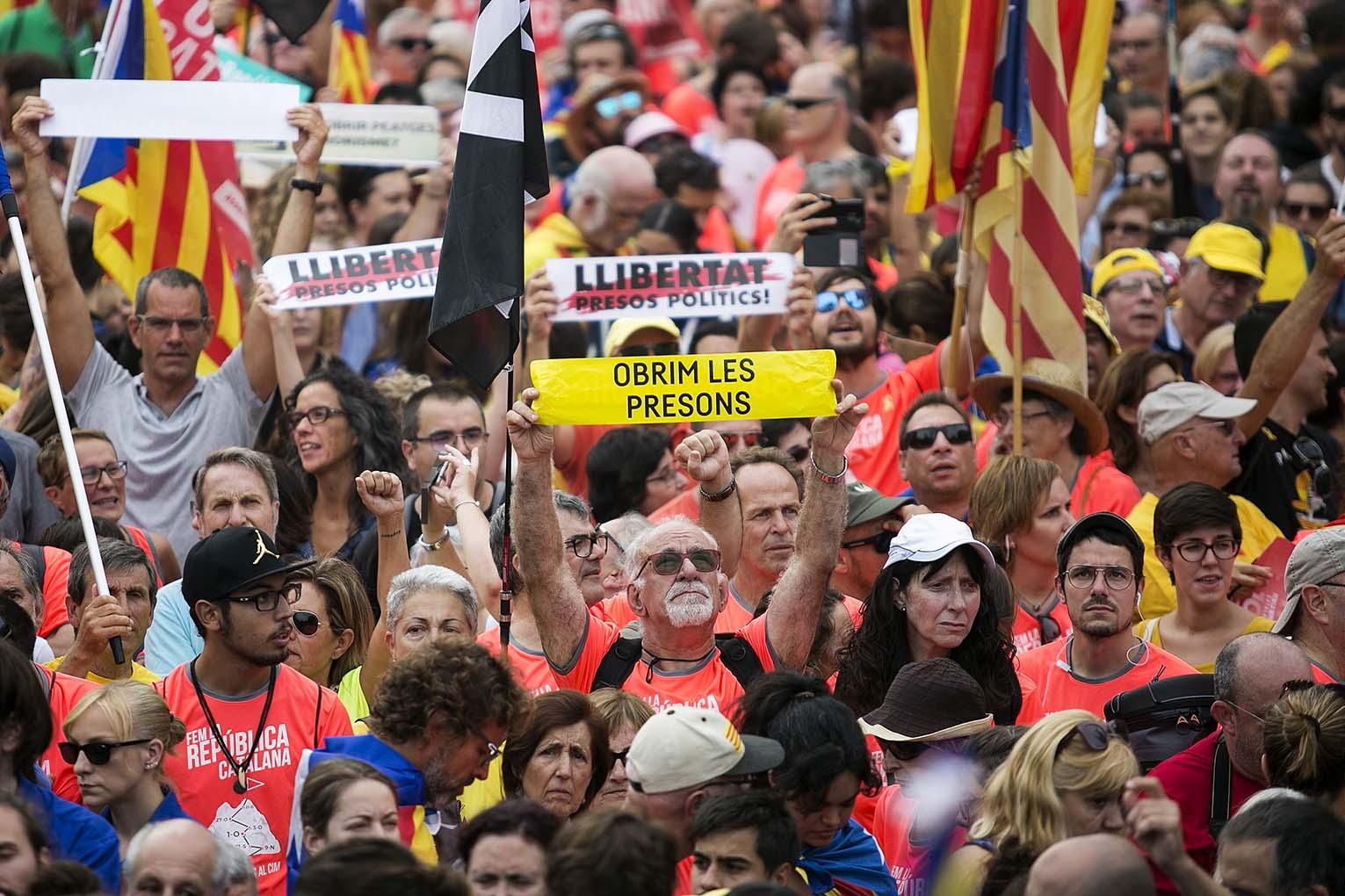 Un manifestante en la Diada de 2018 pide la apertura de las prisiones / ROBERT BONET