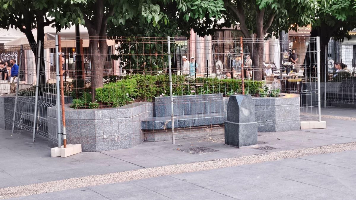 El perímetro de la plaza de Las Tendillas vallado
