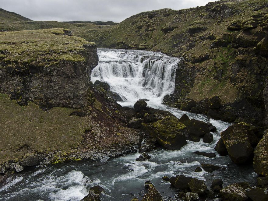 El Río Skoga se despeña en más de 25 cascadas desde su nacimiento en Fimmvörðuháls.