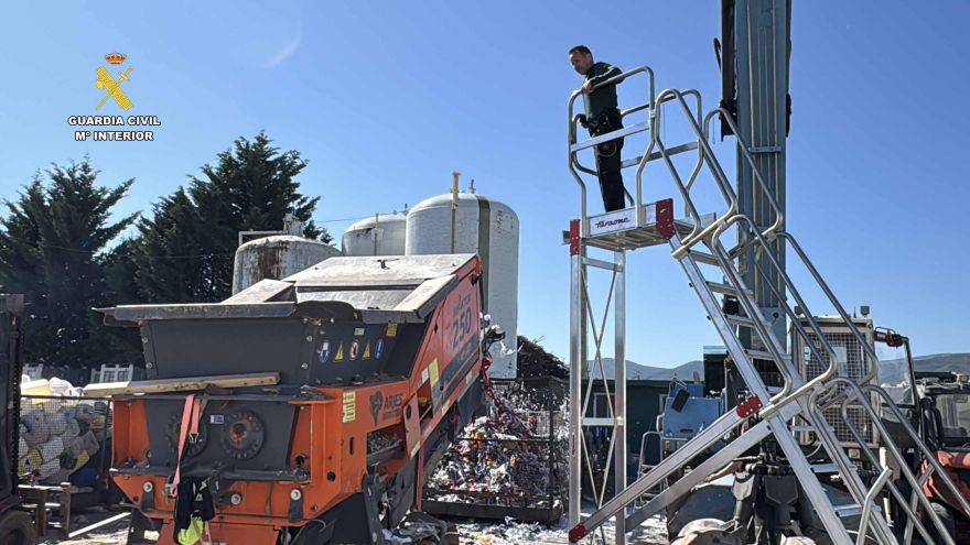 La Guardia Civil destruye más de 1.800 artículos falsificados por valor de 35.000 euros: los originales superarían los 100.000