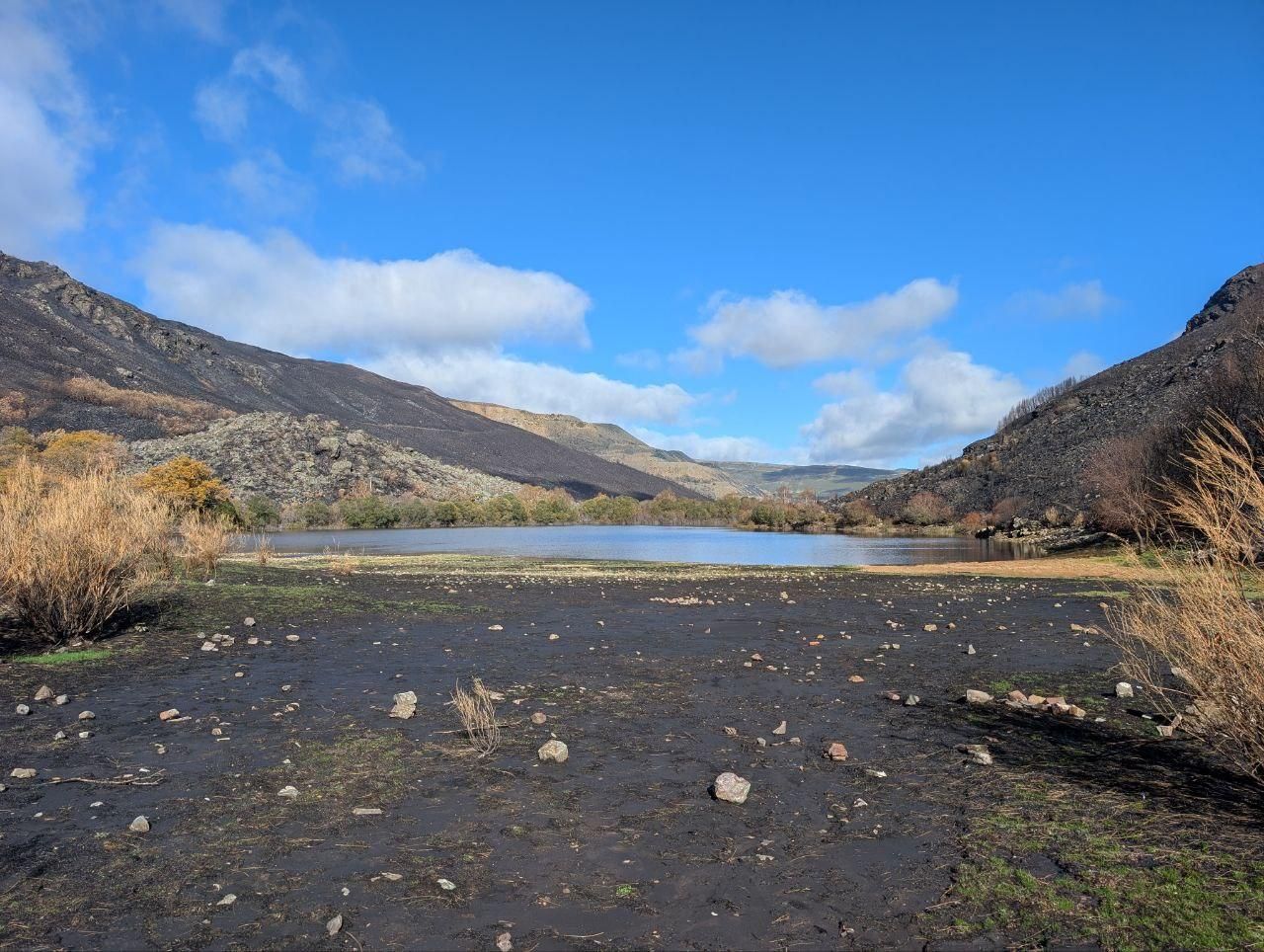 El Lago de la Baña tres meses después de ser arrasado por el fuego