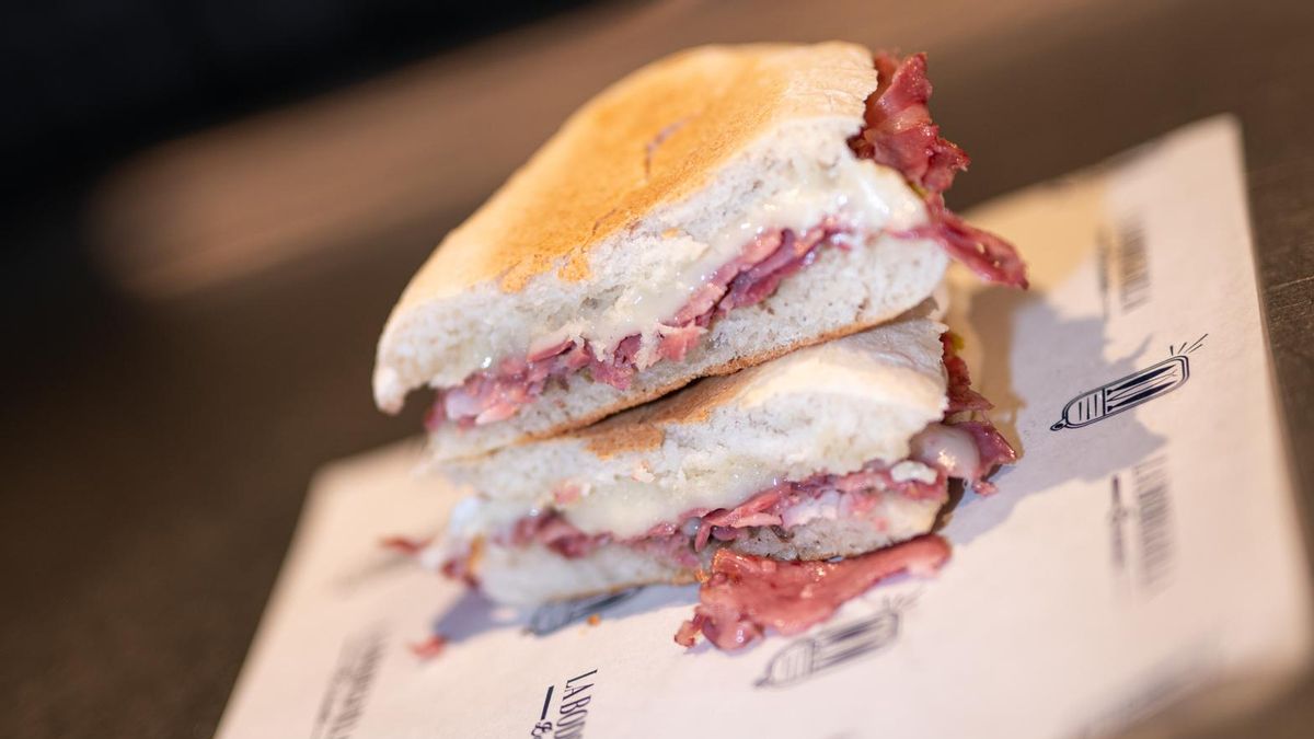 Mollete de cabeza de jabalí, queso brie y salsa trufada. IMAGEN CEDIDA POR LA BODEGUILLA DE MOTILLA