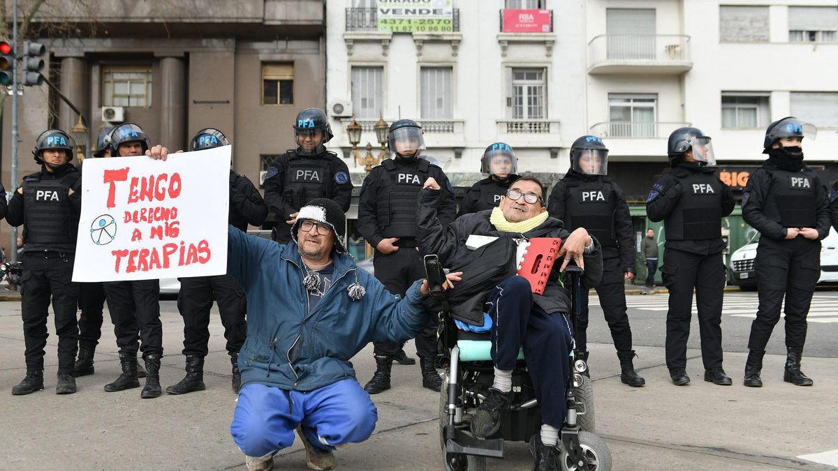 Personas con discapacidad y sus familiares protestaron frente al Congreso y rodeados de efectivos de seguridad por el veto de Milei.