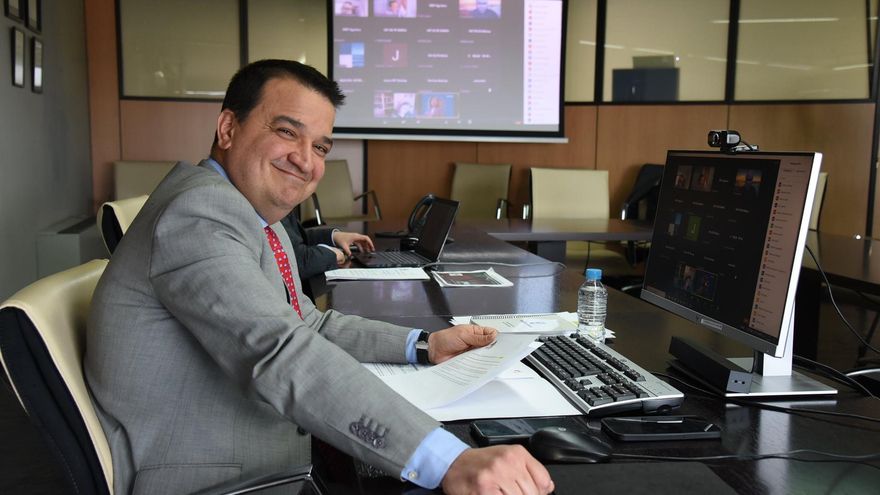 El consejero durante la asistencia al seminario de la AREV.