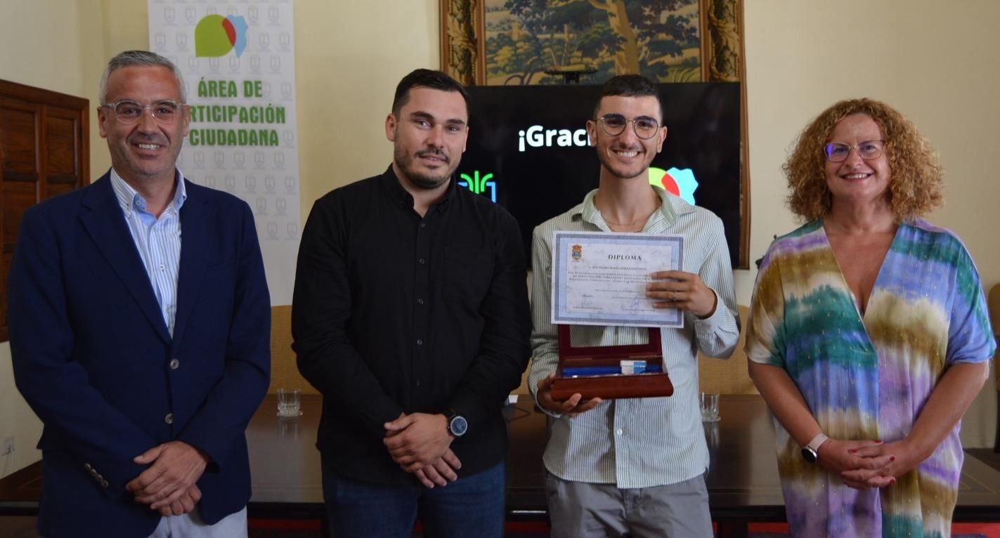 El Cabildo entrega el Premio al Mérito Ciudadano al activista medioambiental Darío Hernández.