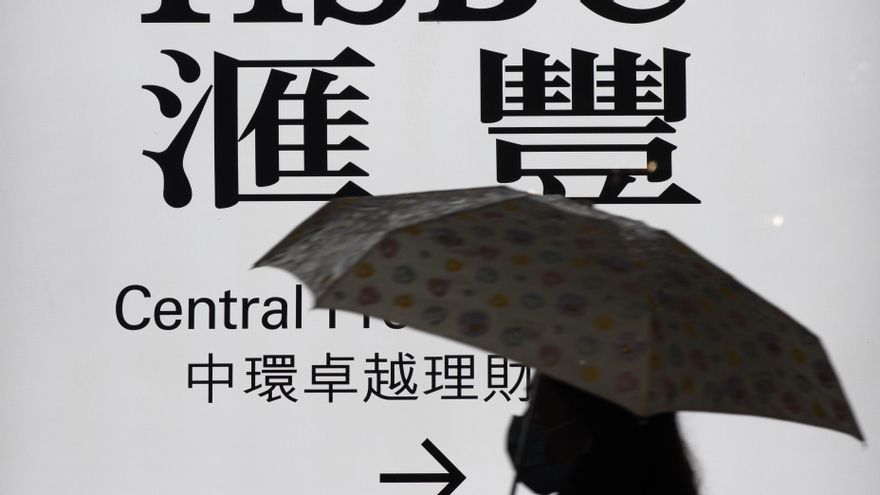 Una mujer pasa junto a una sucursal del banco de Hong Kong y Shanghai (HSBC), en Hong Kong, China. EFE/EPA/JEROME FAVRE/Archivo