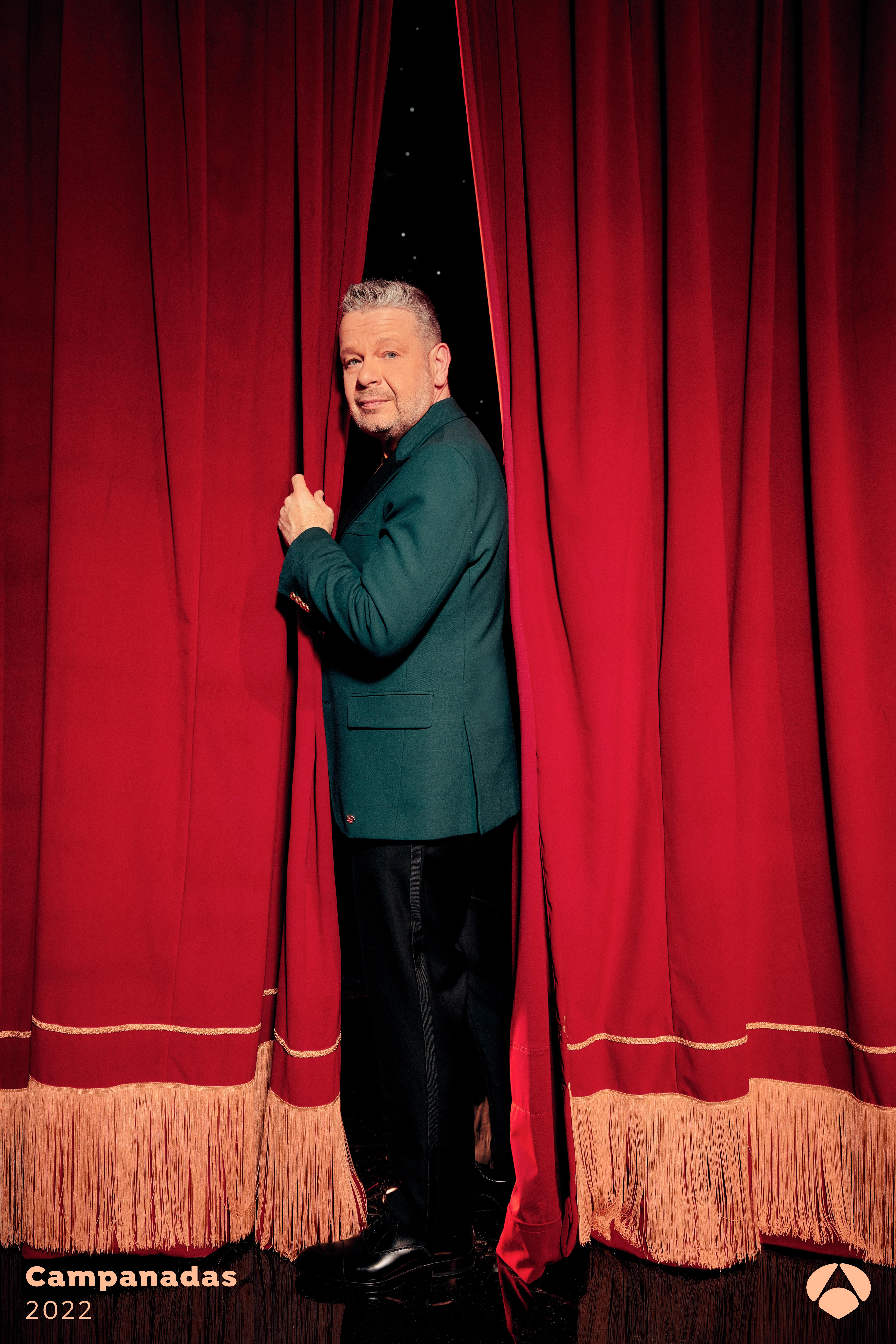 Pedroche y Chicote, y Cristina Pardo y Dani Mateo, posan como presentadores de 'Las Campanadas'