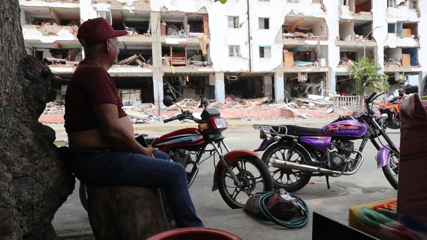 Una persona observa este sábado edificios afectados por los terremotos ocurridos en la zona de Caraballeda, en La Guaira.