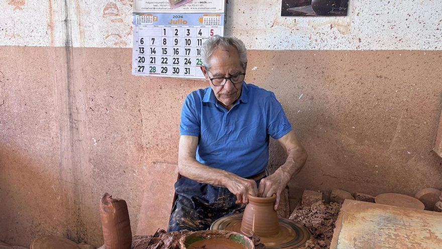 El torno de Antonio se resiste a dejar de girar: "Antes hacía 500 botijos al día, ahora tengo que hacer otras cosas"