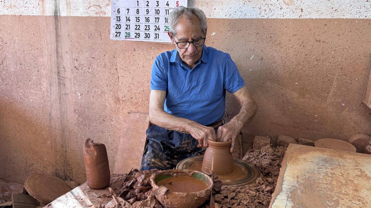 El torno de Antonio se resiste a dejar de girar: "Antes hacía 500 botijos al día, ahora tengo que hacer otras cosas"