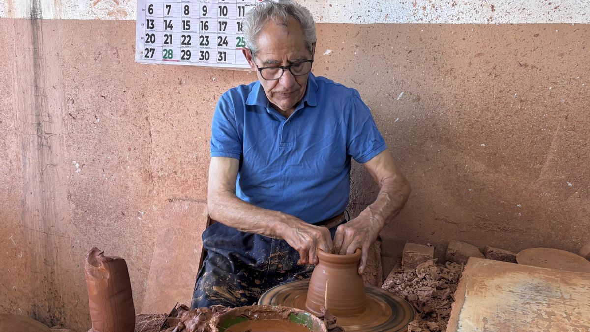El torno de Antonio se resiste a dejar de girar: "Antes hacía 500 botijos al día, ahora tengo que hacer otras cosas"
