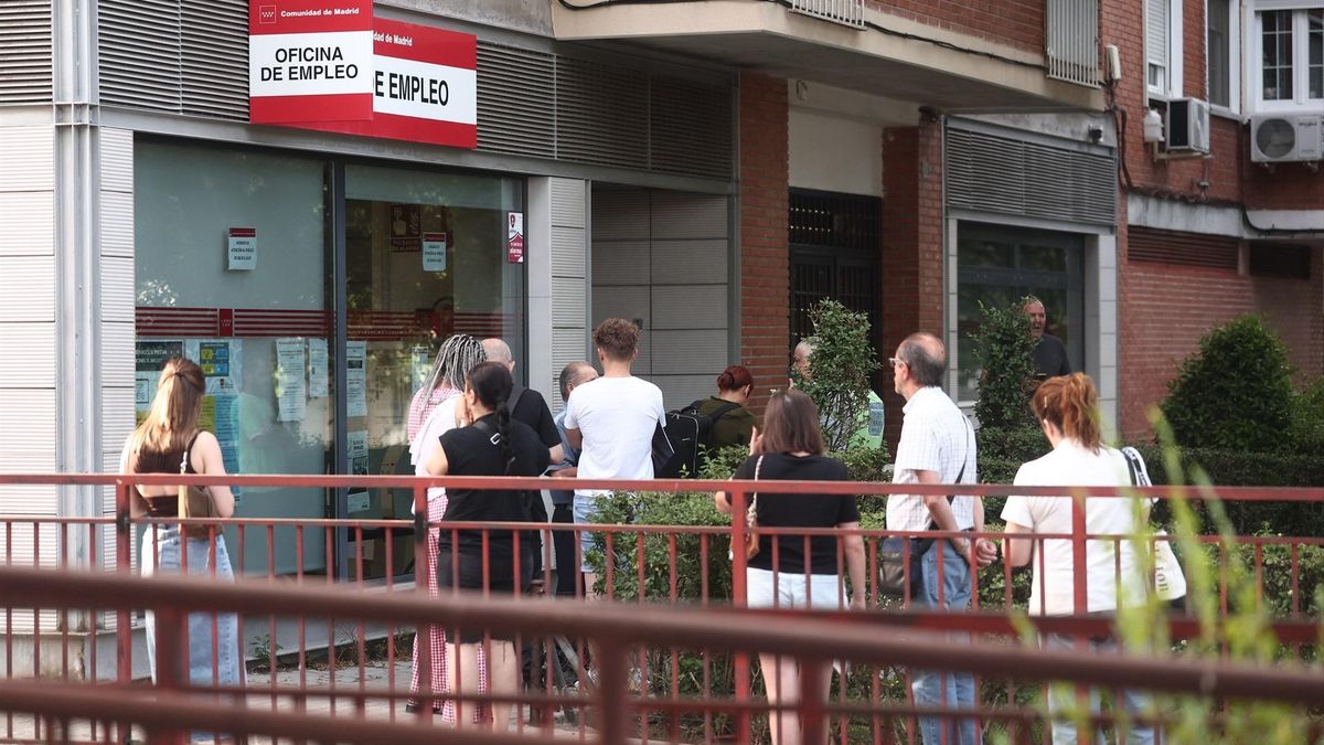 Varias personas hacen cola en una oficina de empleo