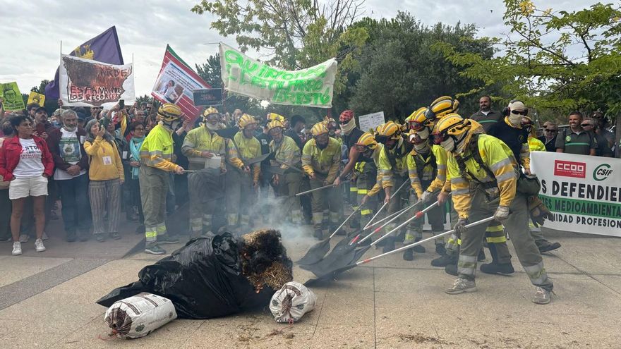 Los bomberos forestales toman las puertas de las Cortes para exigir las dimisiones de Mañueco y Quiñones