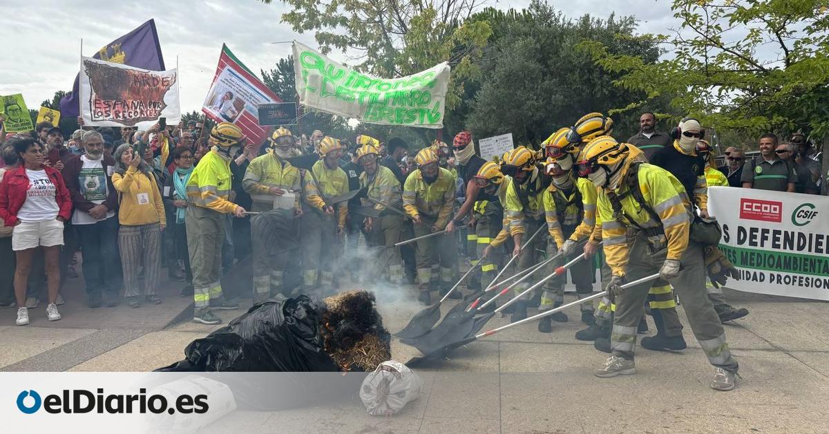 Los bomberos forestales toman las puertas de las Cortes para exigir las dimisiones de Mañueco y Quiñones