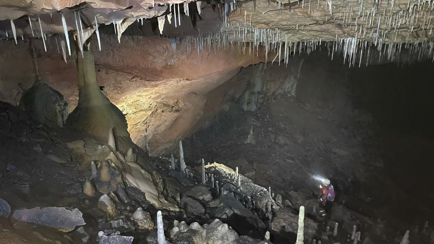 Descubierta una "descomunal" cavidad desconocida hasta ahora en un nivel superior de la Cueva de Valporquero de León