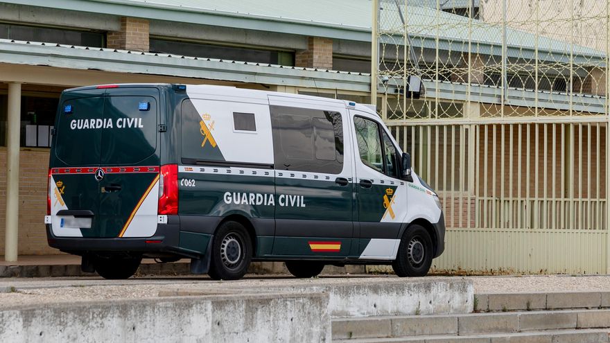 Vista del furgón de la Guardia Civil en el que el exdirigente del PSOE Santos Cerdán ha ingresado en la cárcel madrileña de Soto del Real