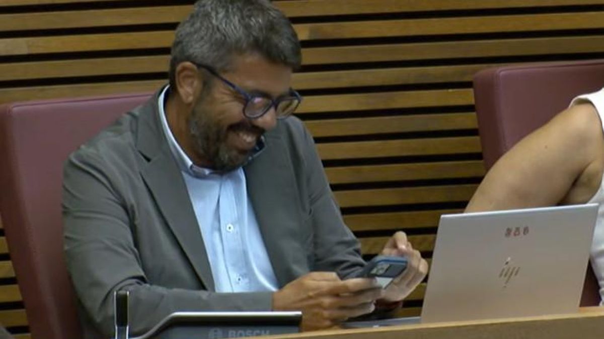 Mazón, a carcajadas en el pleno de las Corts tras recordarle Baldoví sus mensajes en el grupo de Whatsapp del Consell