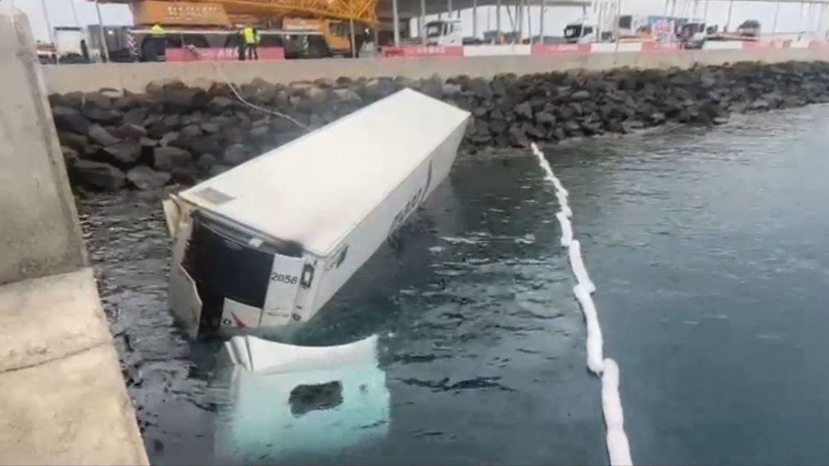 Un camión cae al mar en el Puerto de Las Palmas