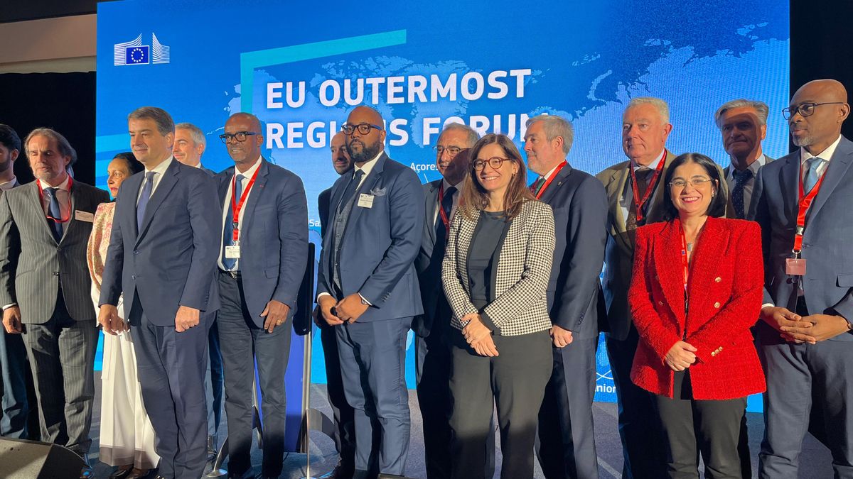 Carolina Darias (primera por la derecha), junto a López Aguilar (segundo por la derecha) y Fernando Clavijo (cuarto por la derecha), en el Foro de las Regiones Ultraperiféricas de la UE.