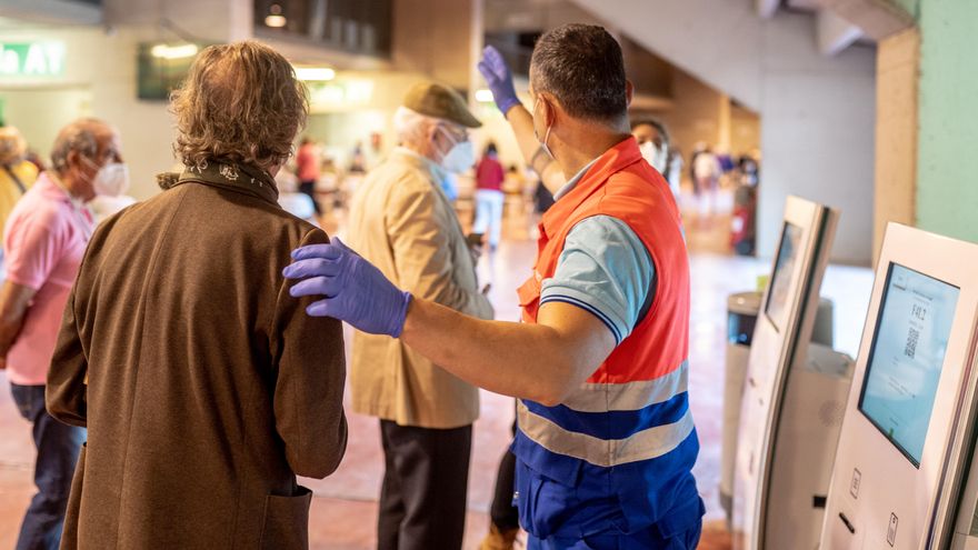 Una hombre  de Protección Civil, dirige a las personas que van a recibir la vacunar contra el Covid-19, a 28 de abril de 2021, en el Estadio de la Cartuja, en Sevilla, (España