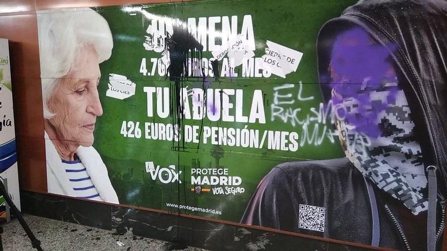 Cartel de Vox en la estación de Cercanías de Sol