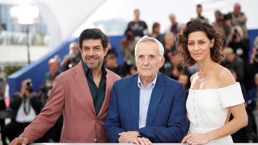 (De izq a der) El actor italiano Pierfrancesco Favino, el director de cine italiano Marco Bellocchio y la actriz brasileña Maria Fernanda Candido posan durante la presentación de la película "Il Traditore" (El traidor) en el 72º Festival de Cine de Cannes (Francia).