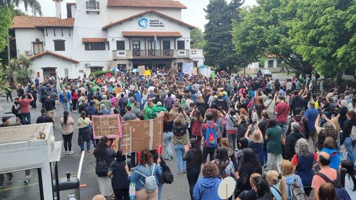 ANDIS. Manifestación de familiares