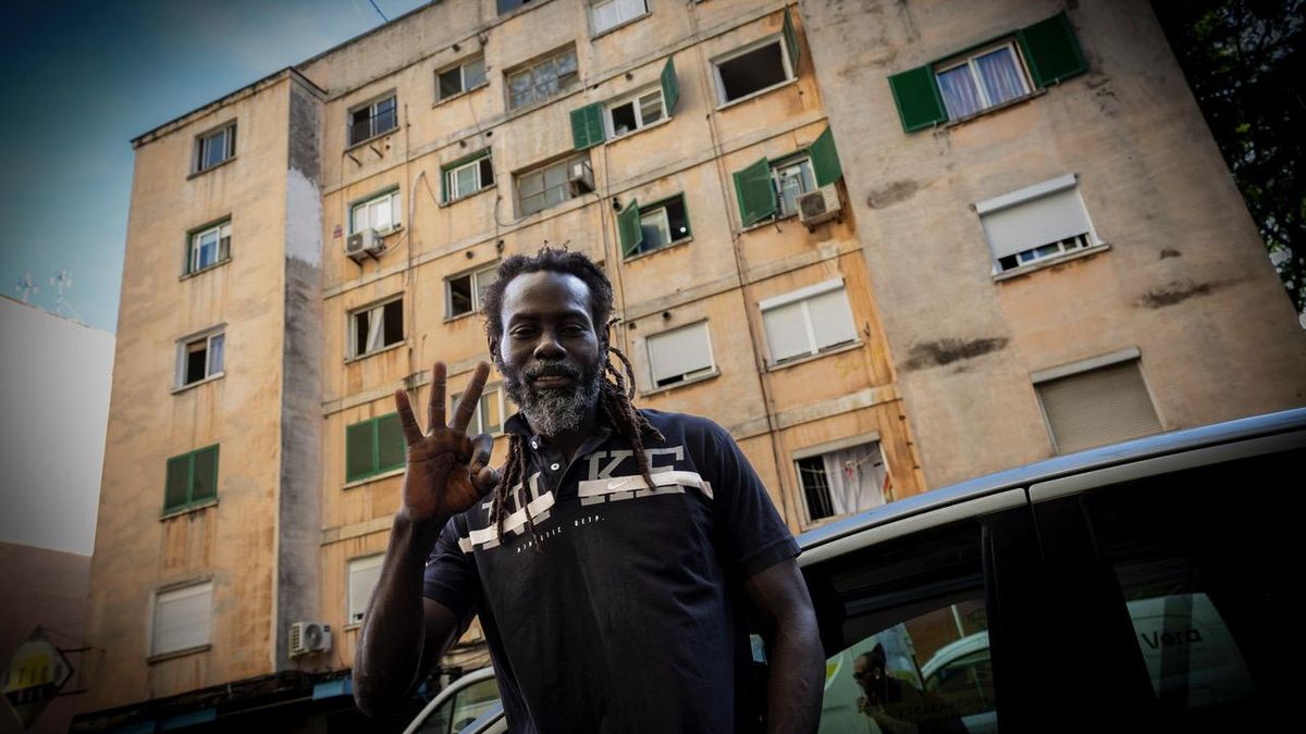 Ibrahim es senegalés y cuenta que duerme en las calles de Son Gotleu desde que terminó de cumplir pena hace unas semanas en la cárcel de Palma.
