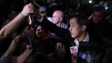 El líder opositor venezolano y presidente de la Asamblea Nacional (Parlamento), Juan Guaidó, fue registrado este martes a su llegada a la Plaza Bolívar de Chacao, en Caracas (Venezuela).