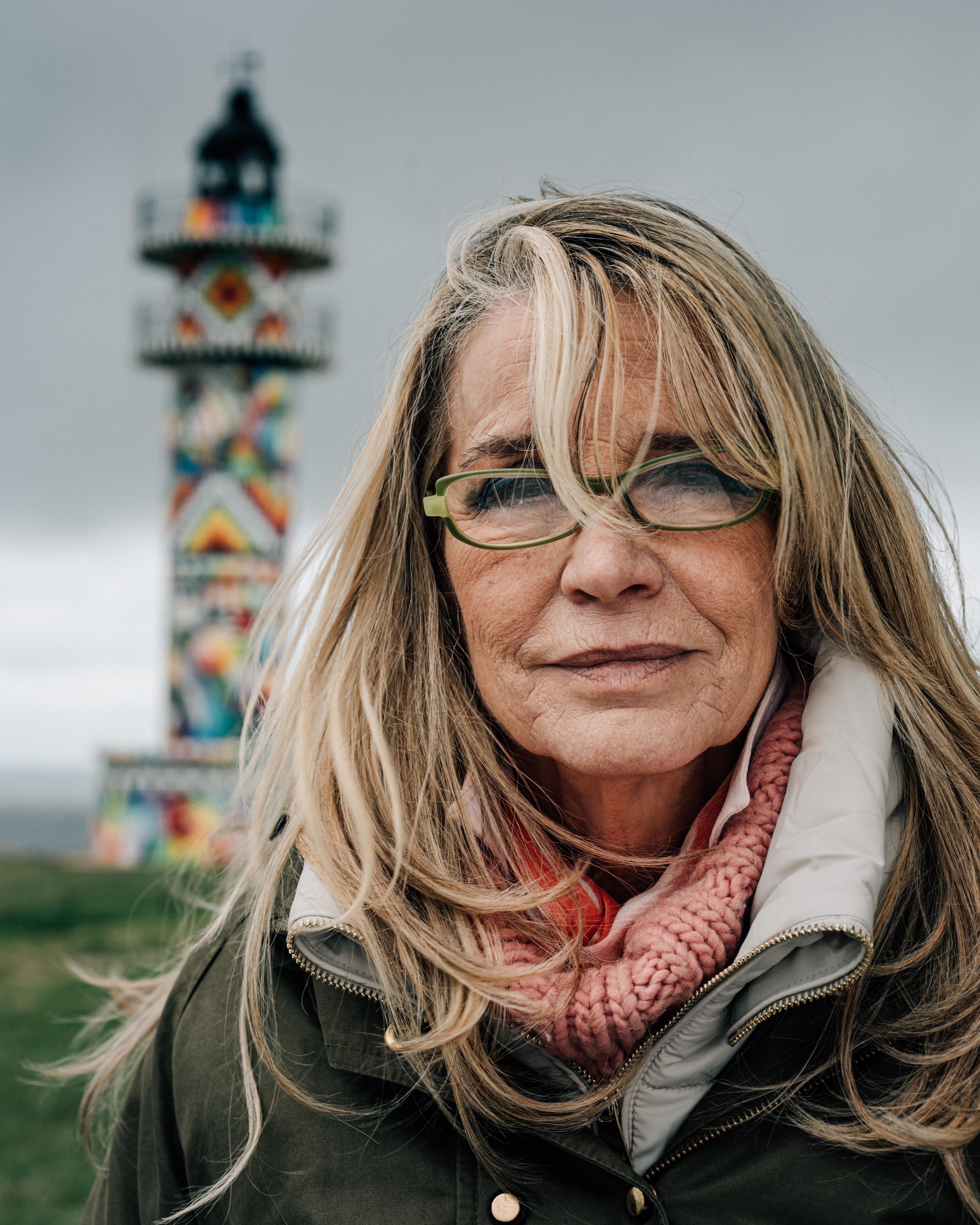 Mar Vidal, farera jubilada, primera y única en Cantabria, posa delante del faro de Ajo.
