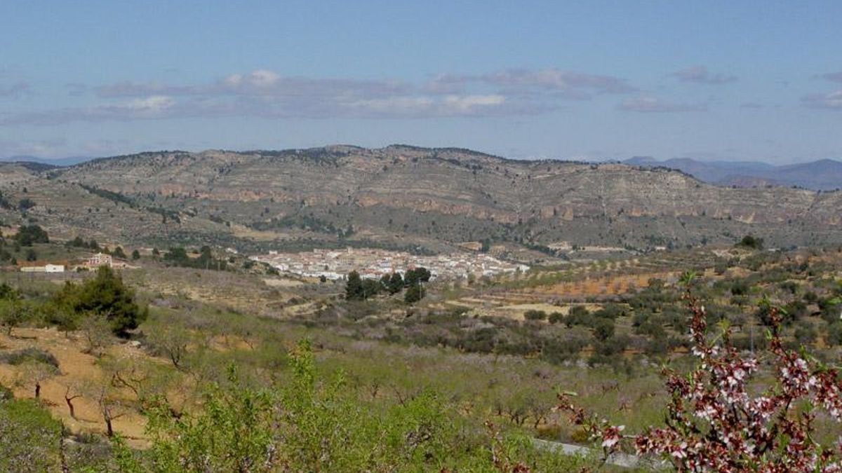 Al fondo, el municipio albaceteño de Férez