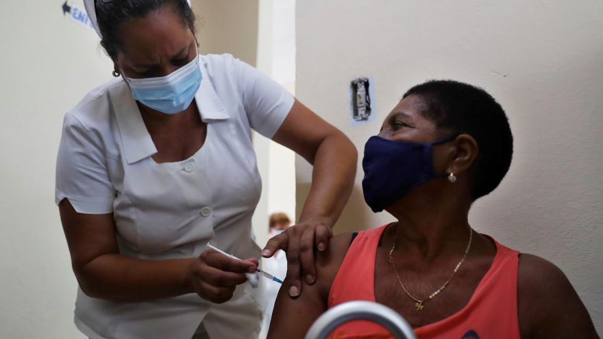 Fotografía de archivo en la que se registró a una mujer al ser inmunizada contra la covid-19, con una dosis de la vacuna cubana Abdala, en La Habana (Cuba). EFE/Yánder Zamora