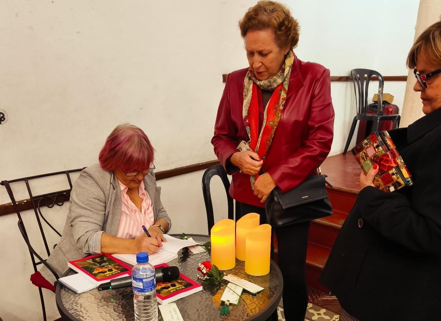 María José Afonso firmó ejemplares de su obra.