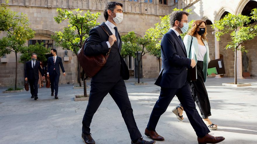 El presidente de la Generalitat , Pere Aragonès (2d), acompañado del vicepresidente del Govern Jordi Puigneró (3d), y la consellera de la Presidencia, Laura Vilagrà (d),  se dirigen a la primera reunión ordinaria del Govern tras la toma de posesión de la semana pasada, mientras prosigue el debate sobre los indultos que estudia el Ejecutivo de Pedro Sánchez para los líderes independentistas presos.EFE/ Quique García