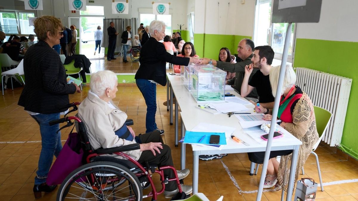 Personas votando en un colegio electoral Cantabria.