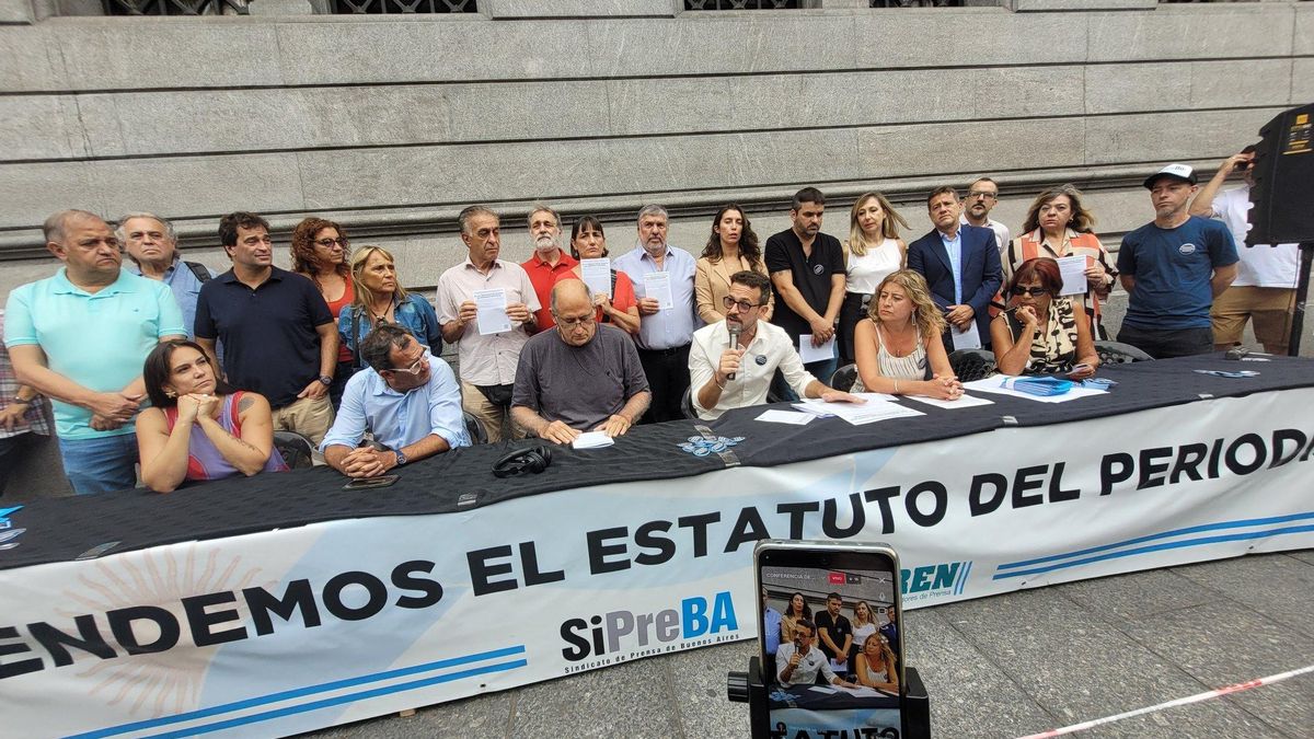 Trabajadores de prensa y legisladores se movilizaron contra la derogación del Estatuto del Periodista