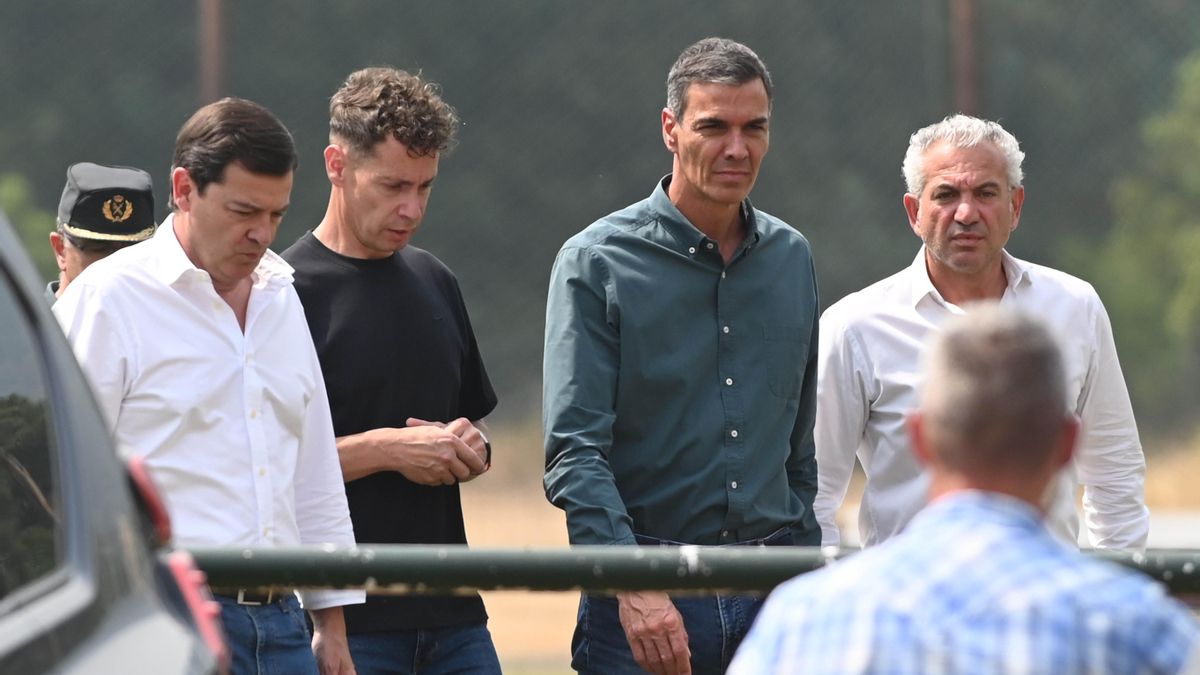 El presidente del Gobierno, Pedro Sánchez (c), junto al presidente de la Junta de Castilla y León, Alfonso Fernández Mañueco (i), y el alcalde de la localidad, Mario Rivas, a su llegada a Caboalles (León), para seguir la última hora del incendio de Orallo (León).